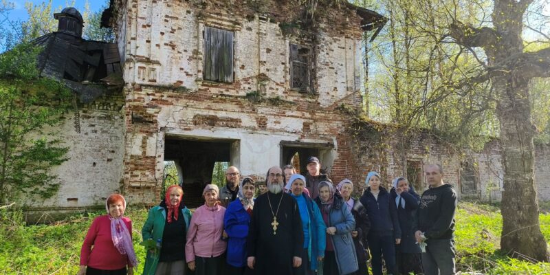 В разрушенной церкви святителя Николая Чудотворца в деревне Тарасово Вологодского округа впервые за долгие годы был совершен водосвятный молебен