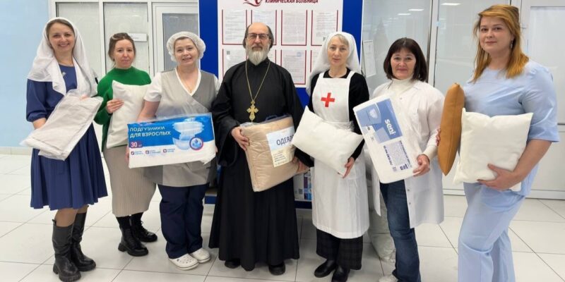 Сестры милосердия и волонтеры Вологодской епархии передали Вологодской областной клинической больнице специальные подушки для лежачих пациентов