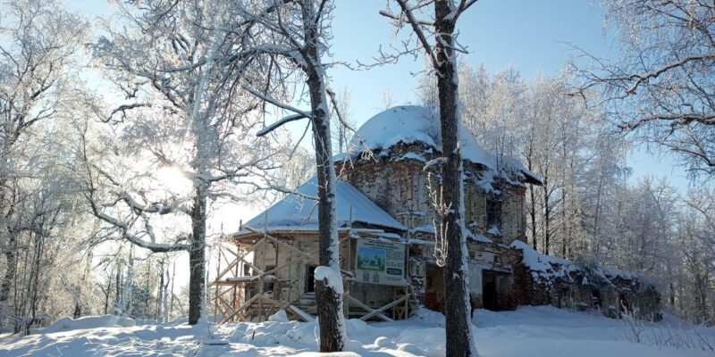 В день памяти святителей Афанасия и Кирилла, архиепископов Александрийских, был совершен молебен на территории церкви святителя Николая Чудотворца в деревне Тарасово